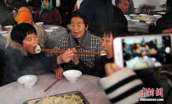 Dumpling banquet for hundreds in Hebei