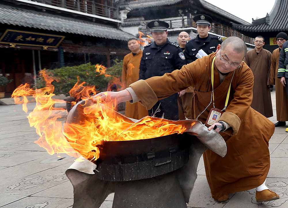 Shanghai monks receive fire safety training