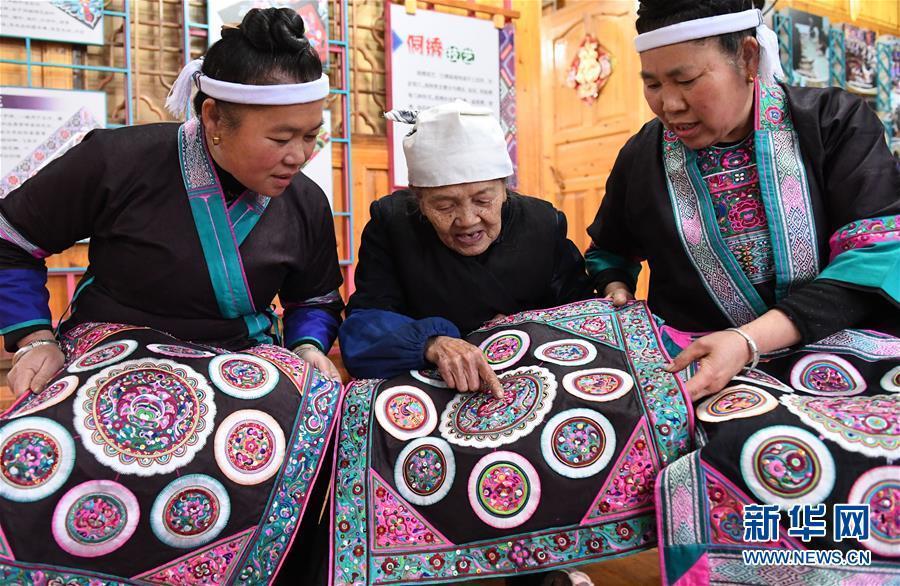 90-year-old Dong woman pass down traditional embroidery skills