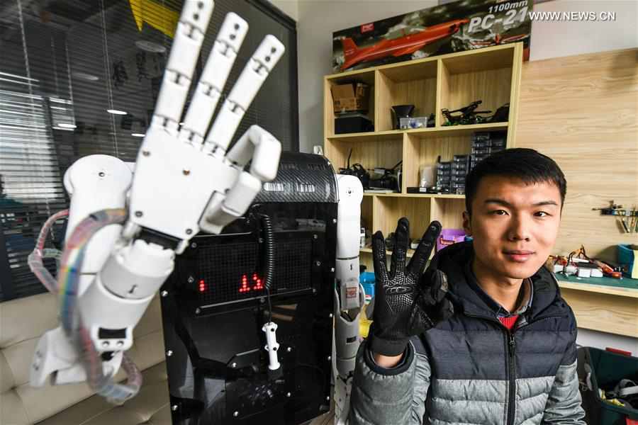 Robot adept in interpreting sign language developed by China's college students