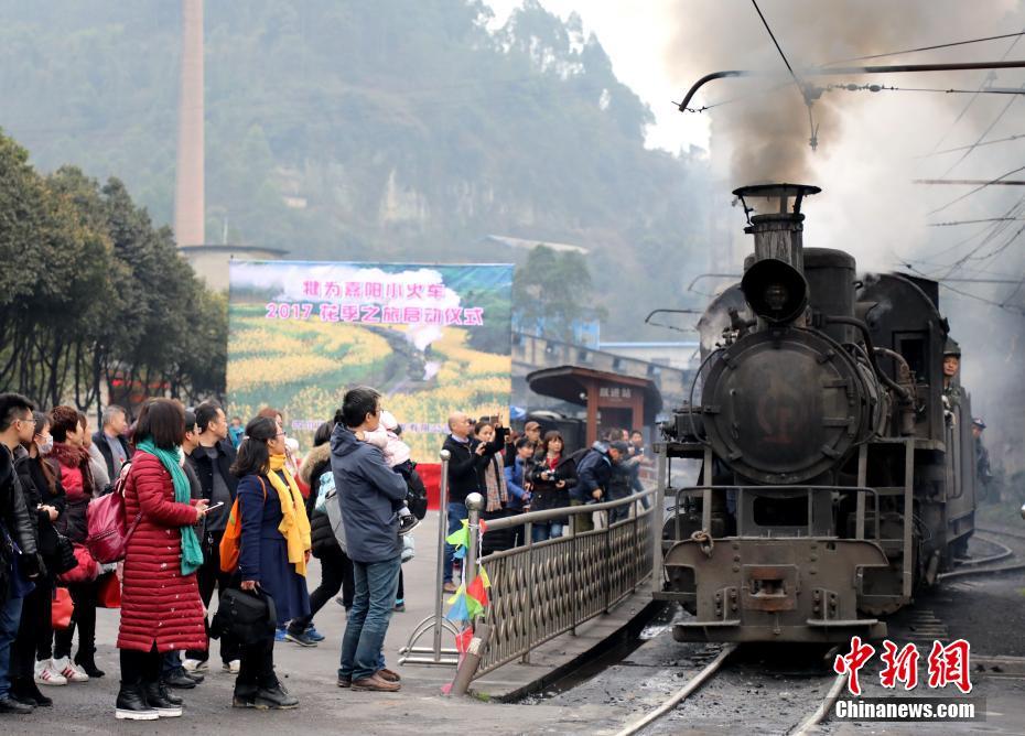 All aboard! Travel back in time among Sichuan's blooming flowers