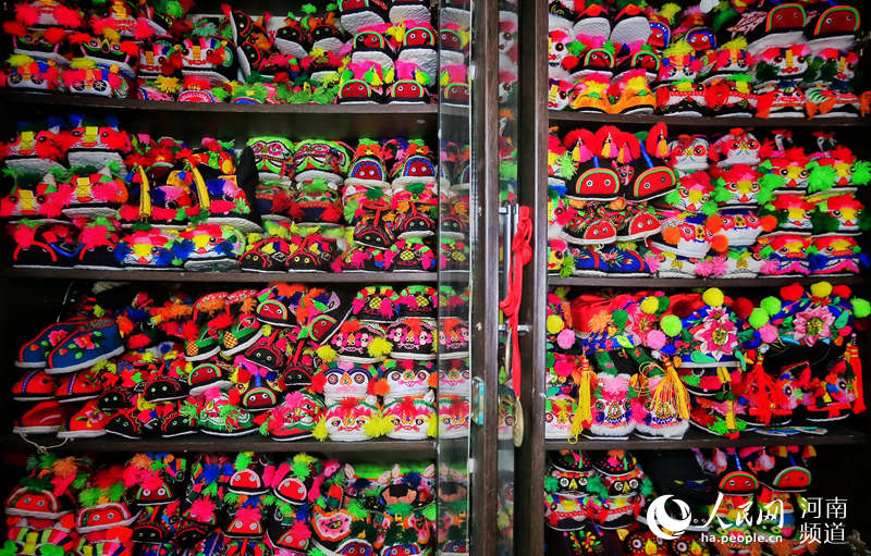 Woman collects 10,000 pairs tiger-head shoes, worth 1 million RMB