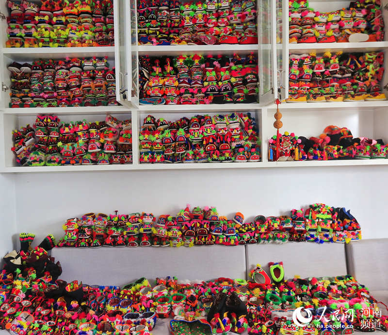 Woman collects 10,000 pairs tiger-head shoes, worth 1 million RMB