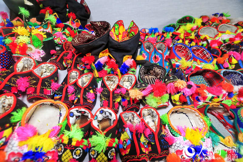 Woman collects 10,000 pairs tiger-head shoes, worth 1 million RMB