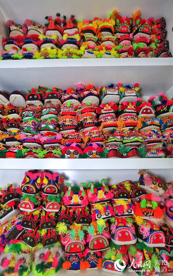 Woman collects 10,000 pairs tiger-head shoes, worth 1 million RMB