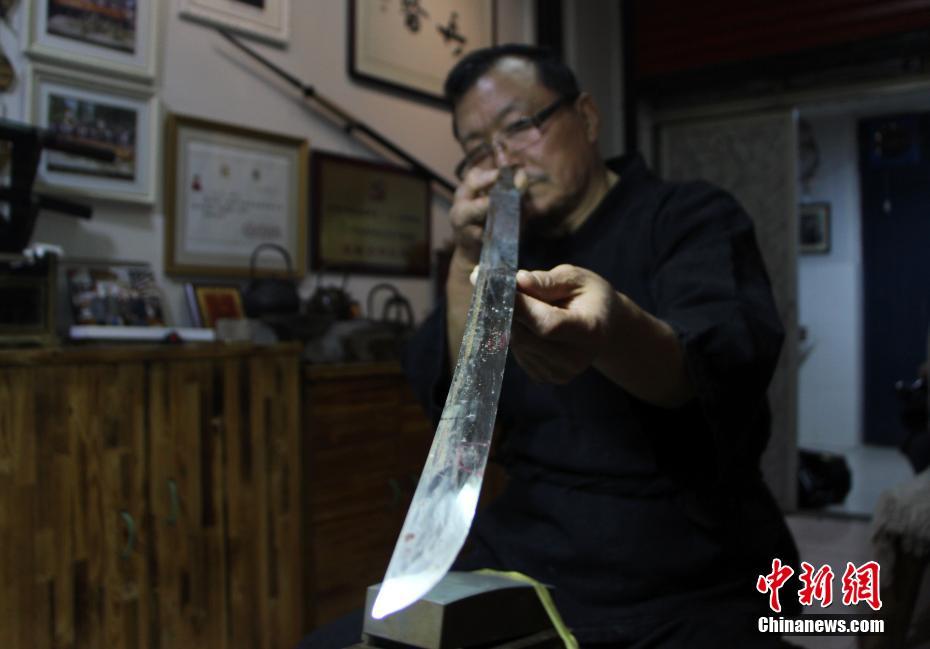 ‘Weapon doctor’ restores 500 ancient swords