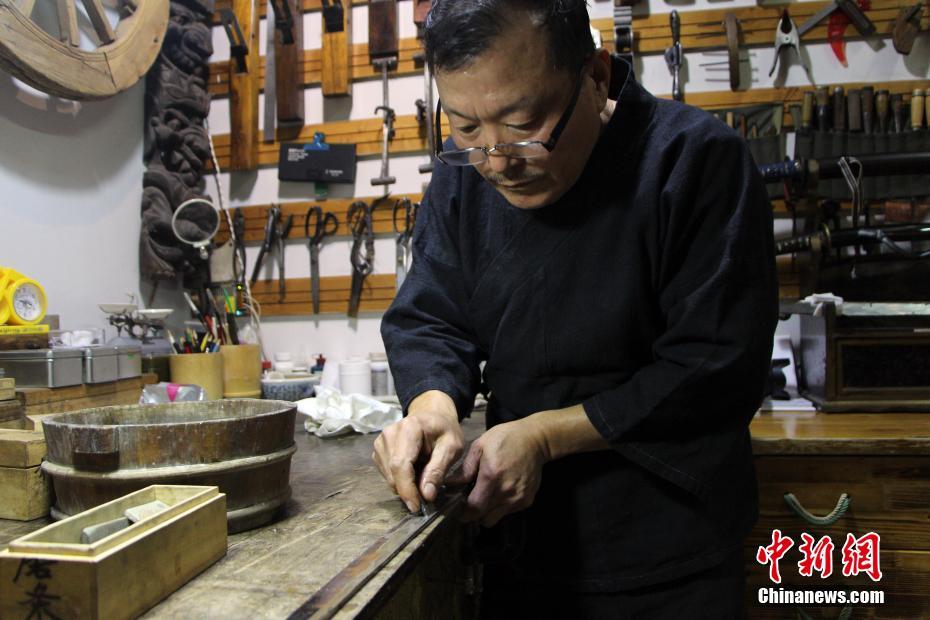 ‘Weapon doctor’ restores 500 ancient swords