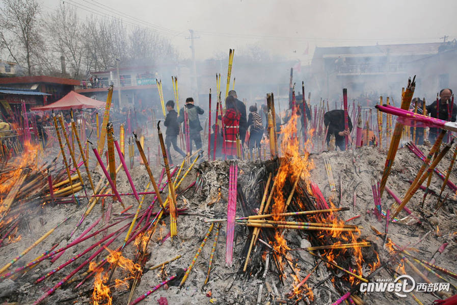 Over 100,000 people attend county temple fair in Shaanxi