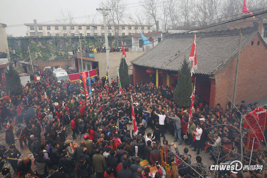 Over 100,000 people attend county temple fair in Shaanxi