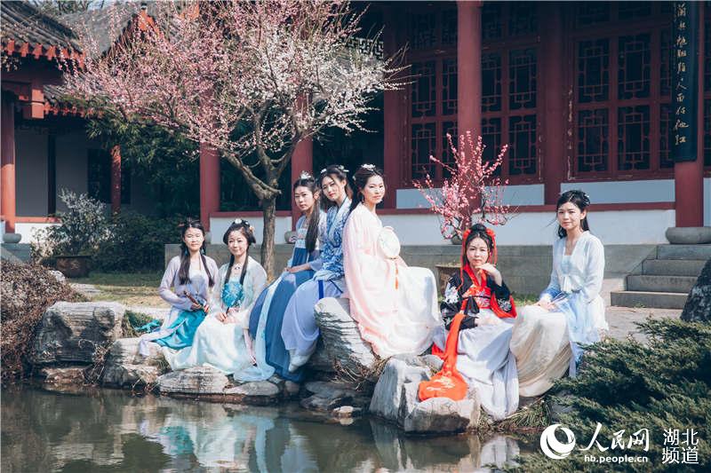 Female workers don hanfu garb to celebrate International Women's Day