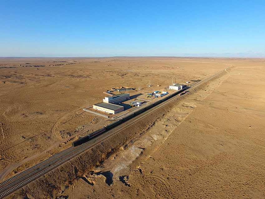 Supply train traverses desolate Inner Mongolia to sustain railway employees