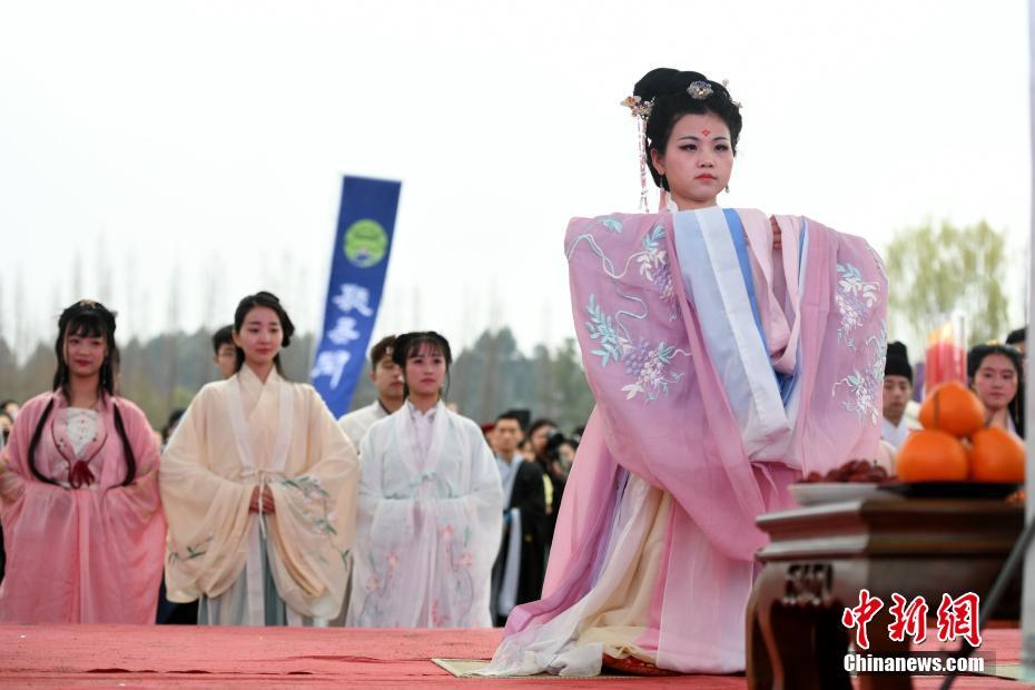 Traditional Chinese festival celebrated in 'hanfu' garb