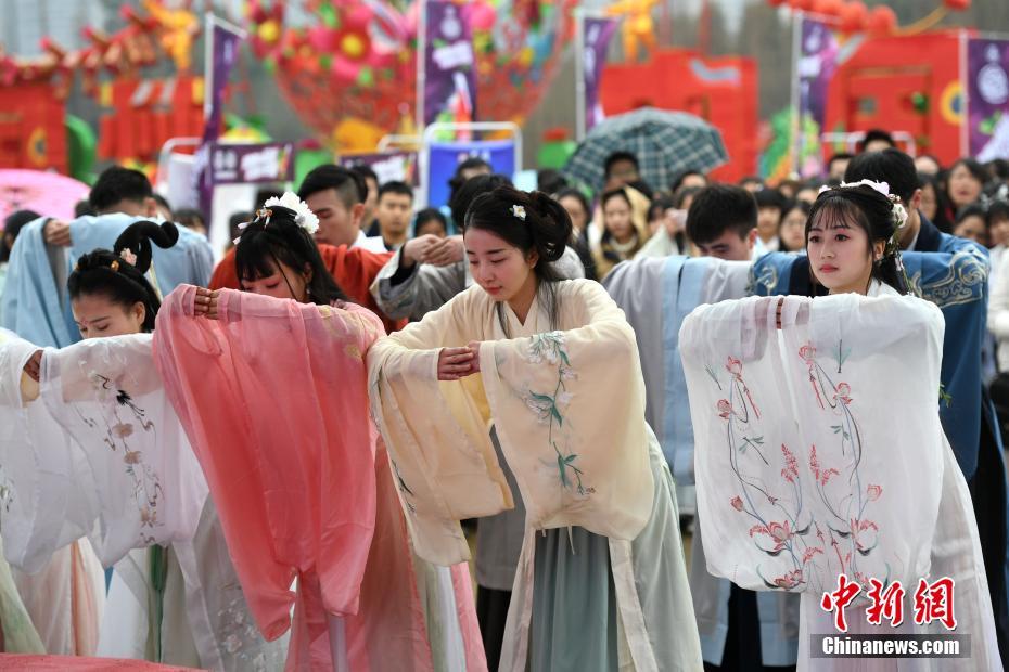 Traditional Chinese festival celebrated in 'hanfu' garb