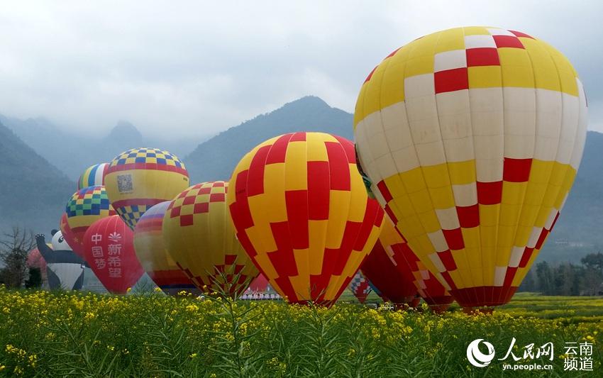 Romantic! 16 couples wed mid-air in Yunnan