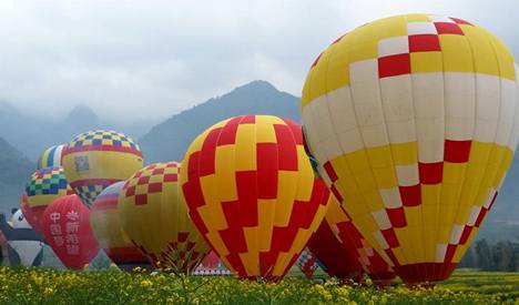 Romantic! 16 couples wed mid-air in Yunnan