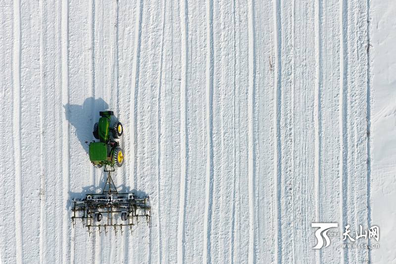 Xinjiang Corps dispatches large locomotives for spring plowing