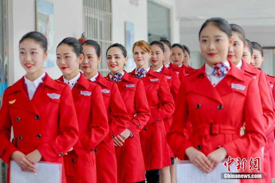 Foreign teachers apply to become flight attendants in Chengdu