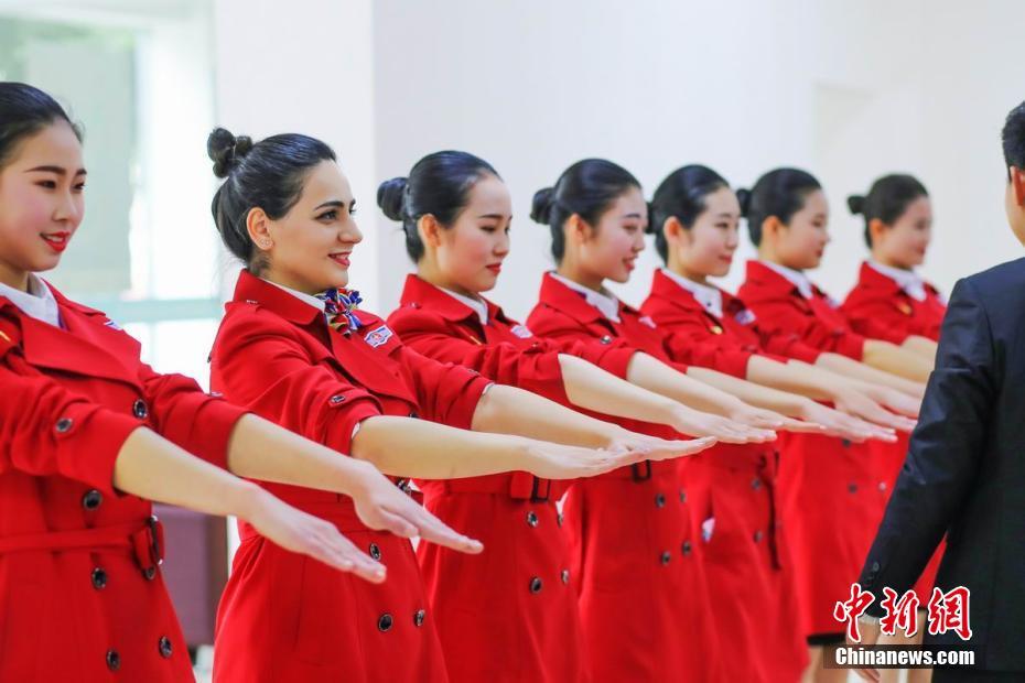 Foreign teachers apply to become flight attendants in Chengdu