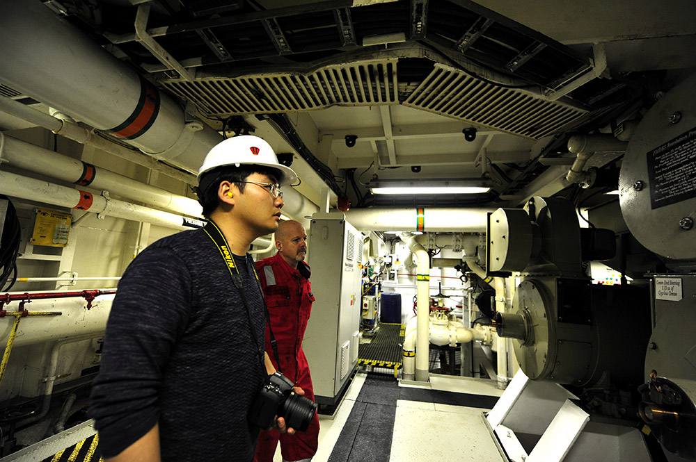 Scientists visit US drilling ship JOIDES Resolution