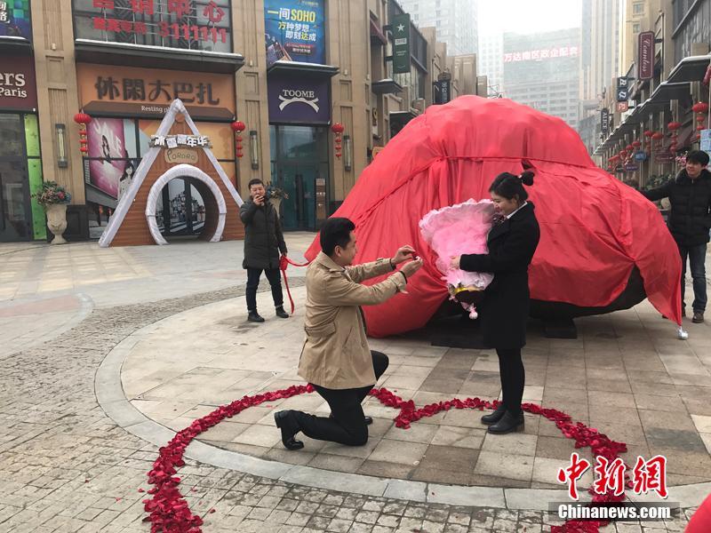 Man proposes to girlfriend with 33-ton meteorite
