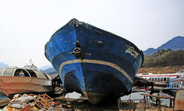 Boats dismantled after 18 year of operation on Yangtze River
