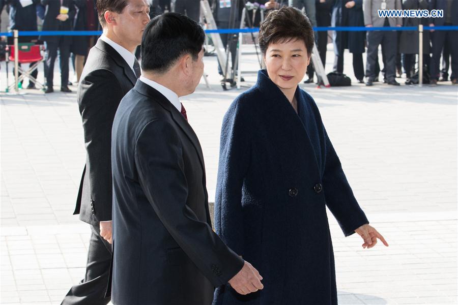 Ousted S. Korean president apologizes before being questioned by prosecutors
