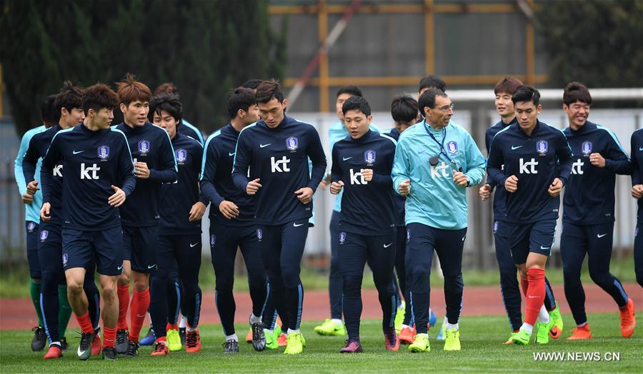 S. Korean players warm up for Russia 2018 World Cup qualifier against China