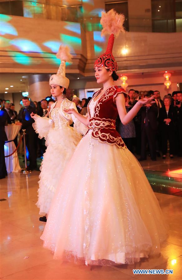 Silk road int'l fashion show held in Beijing