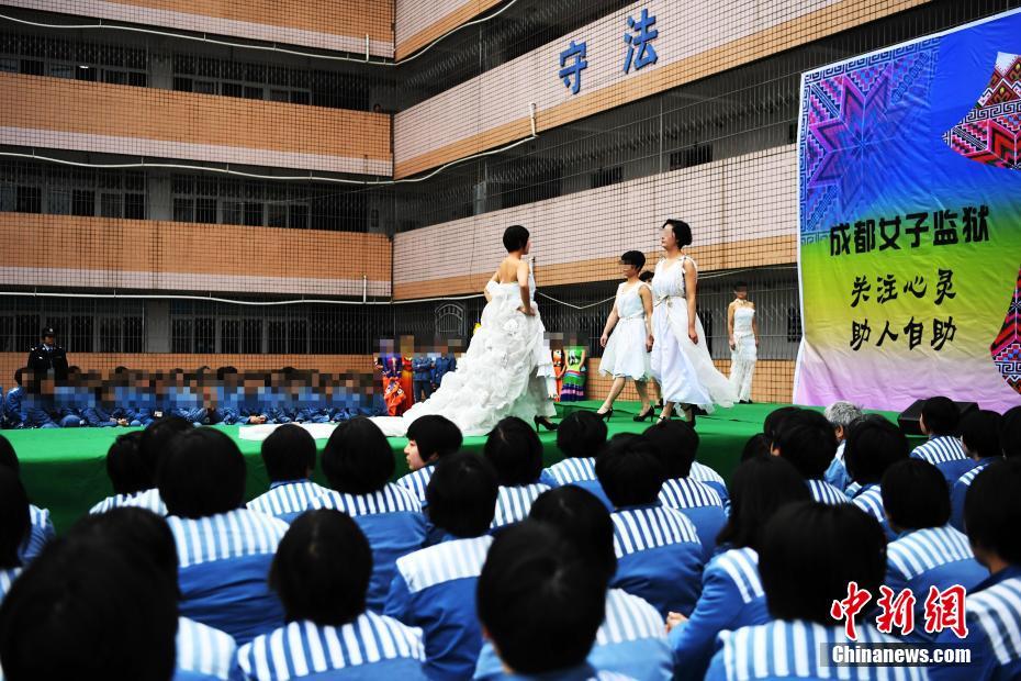 Female prisoners stage fashion show in Chengdu