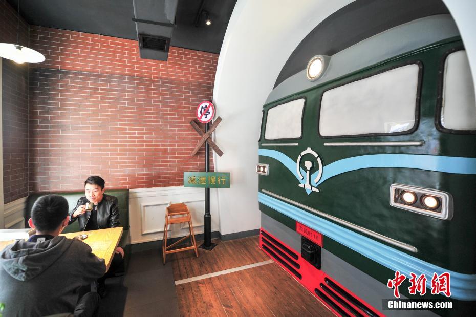 Shenyang man runs 'Old Shenyang station'-themed barbecue restaurant