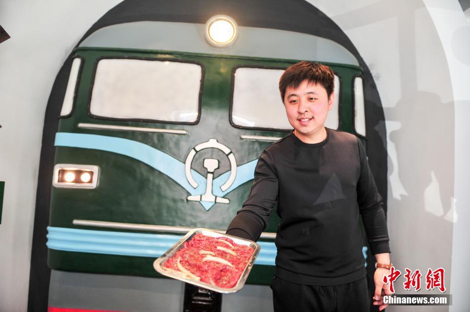 Shenyang man runs 'Old Shenyang station'-themed barbecue restaurant