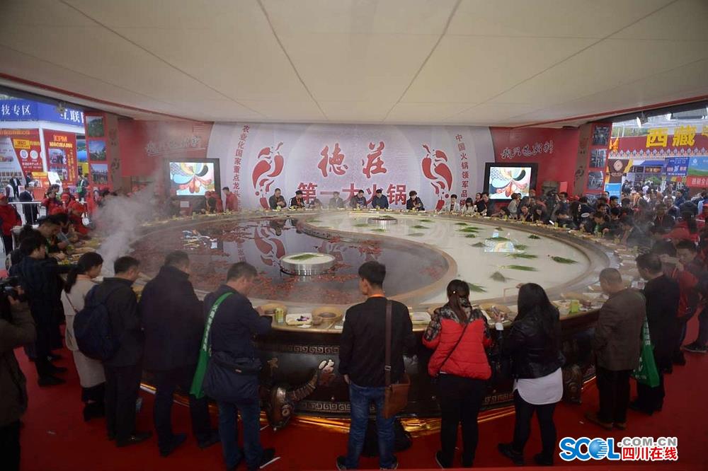 56 people eat from world's biggest hotpot