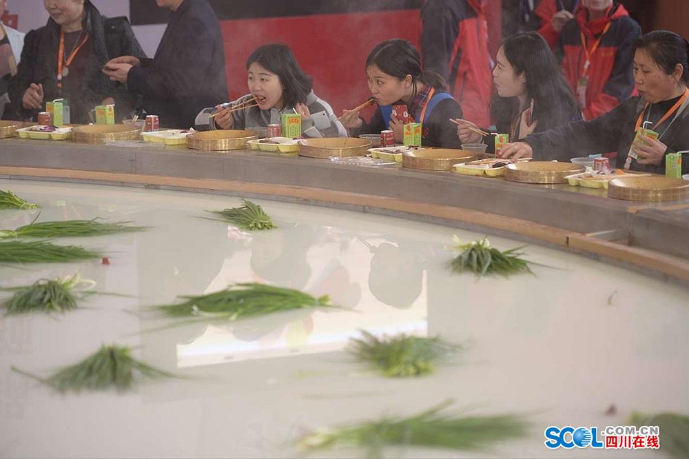 56 people eat from world's biggest hotpot