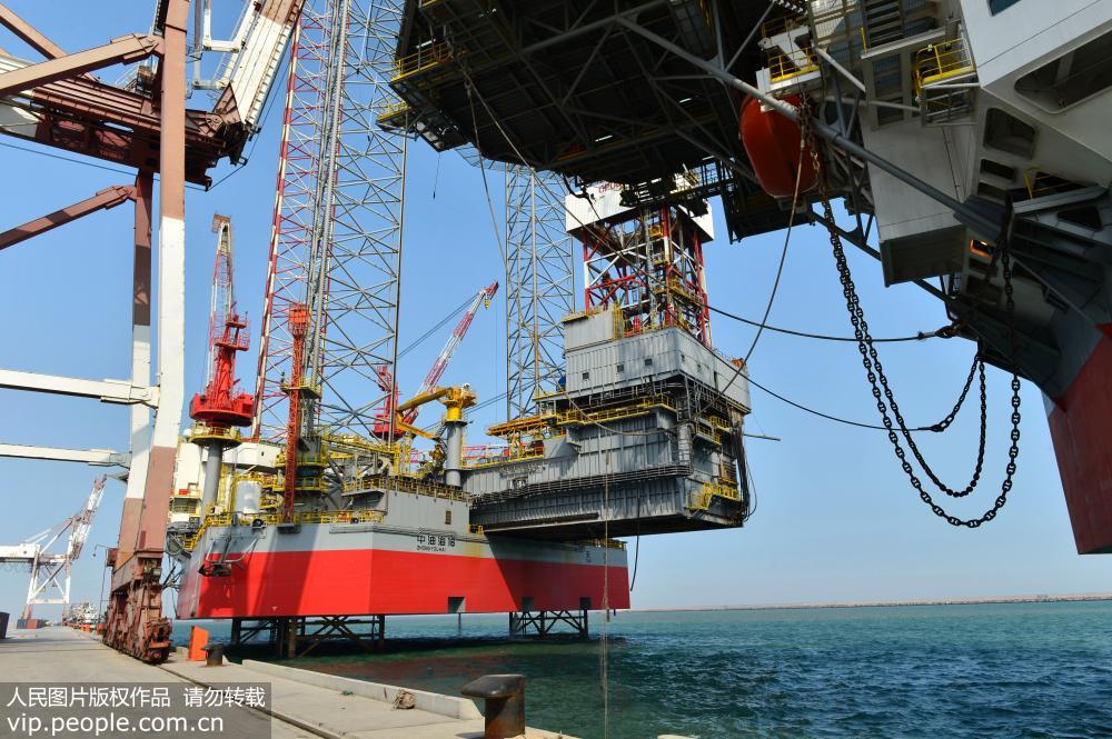 China's drilling platform anchored in Shandong