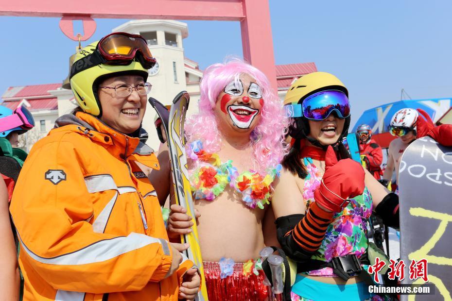 'Naked' ski festival held in Heilongjiang