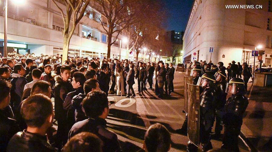 Chinese community holds protest in front of police station in Paris against death of one Chinese national