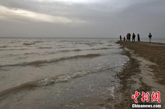 Water reappears in dried-up Gansu lake bed