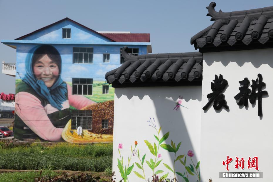 3-D mural catches eyes in rural Jiangxi