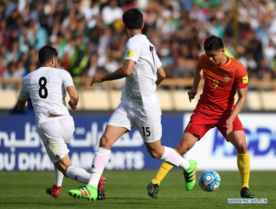 China's Zhang Yuning (R) competes during the 2018 FIFA World Cup Russia qualification match between China and Iran, in Tehran, Iran, March 28, 2017. Iran won 1-0. (Xinhua/Guo Yong)