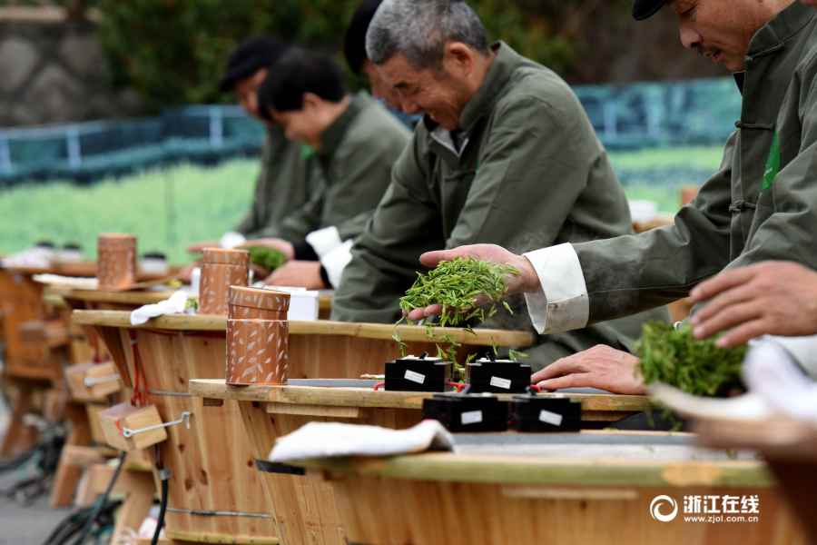 Tea-leaf frying contest held in southeastern China