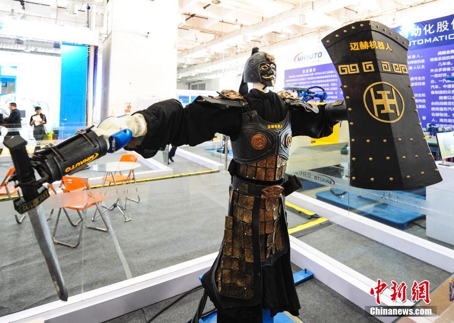 Robot performs ‘sword dance’ at Shandong Equipment Exposition