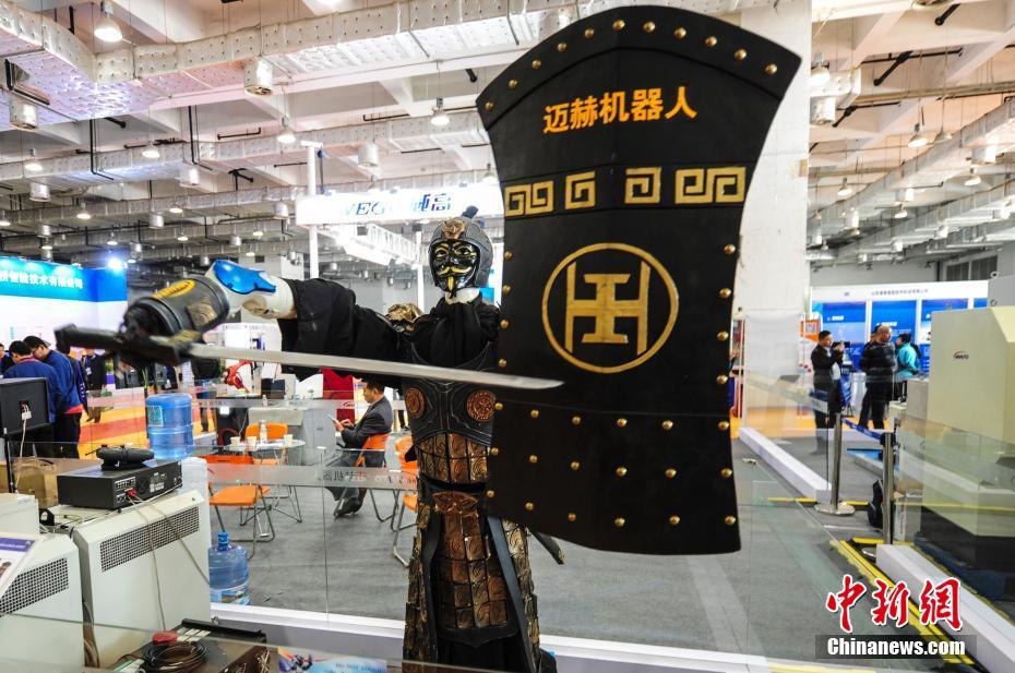 Robot performs ‘sword dance’ at Shandong Equipment Exposition