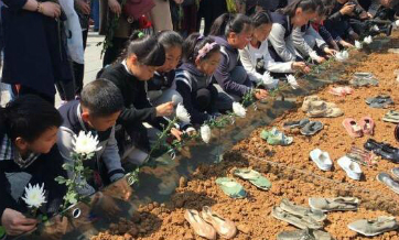 80 ceramic shoes poignant tribute to Nanjing Massacre victims