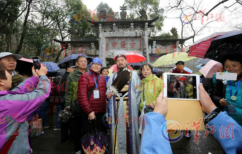 Luxury Special Train Carries Tourists for Visiting Xiangyang