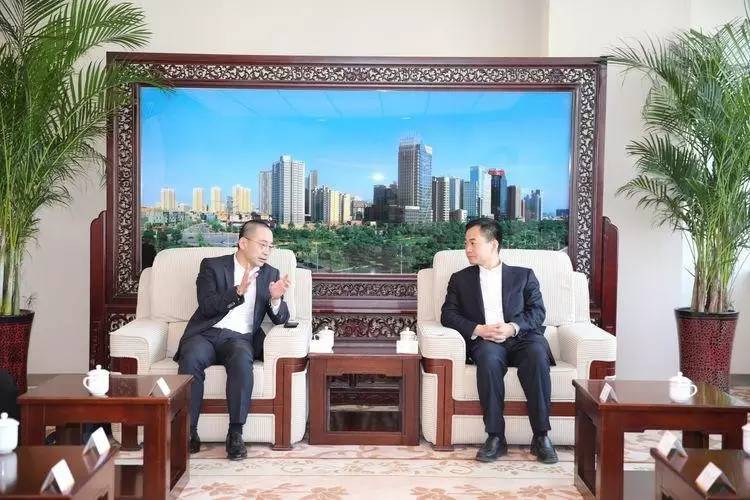 Schneider Electric EVP Yin Zheng calls on Li Yi