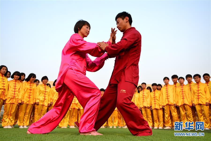 1,000 students from Hebei middle school learn tai chi