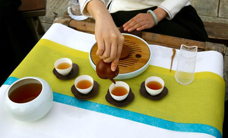 Girls perform tea ceremony at Wuyi Mountain