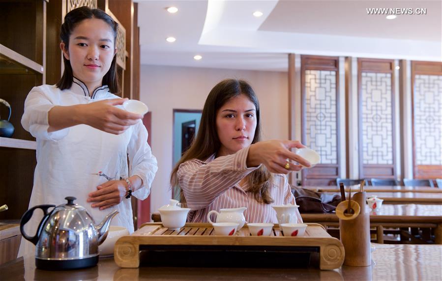 Foreign students learn tea ceremony at SE China's college