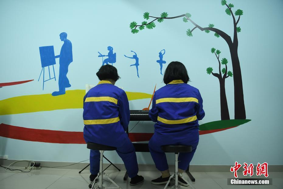 Chongqing rehab center give job training to drug addicts 