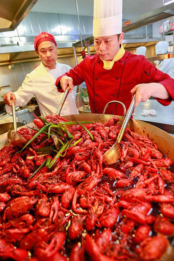 Crayfish season begins in eastern China